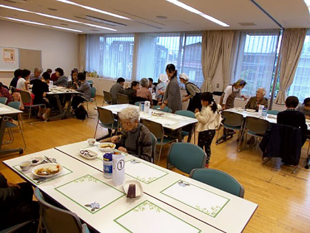 異世代交流「おどりば交流食堂」 食事風景